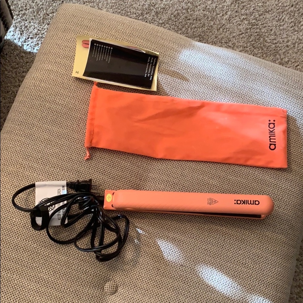 Amika hair straightener